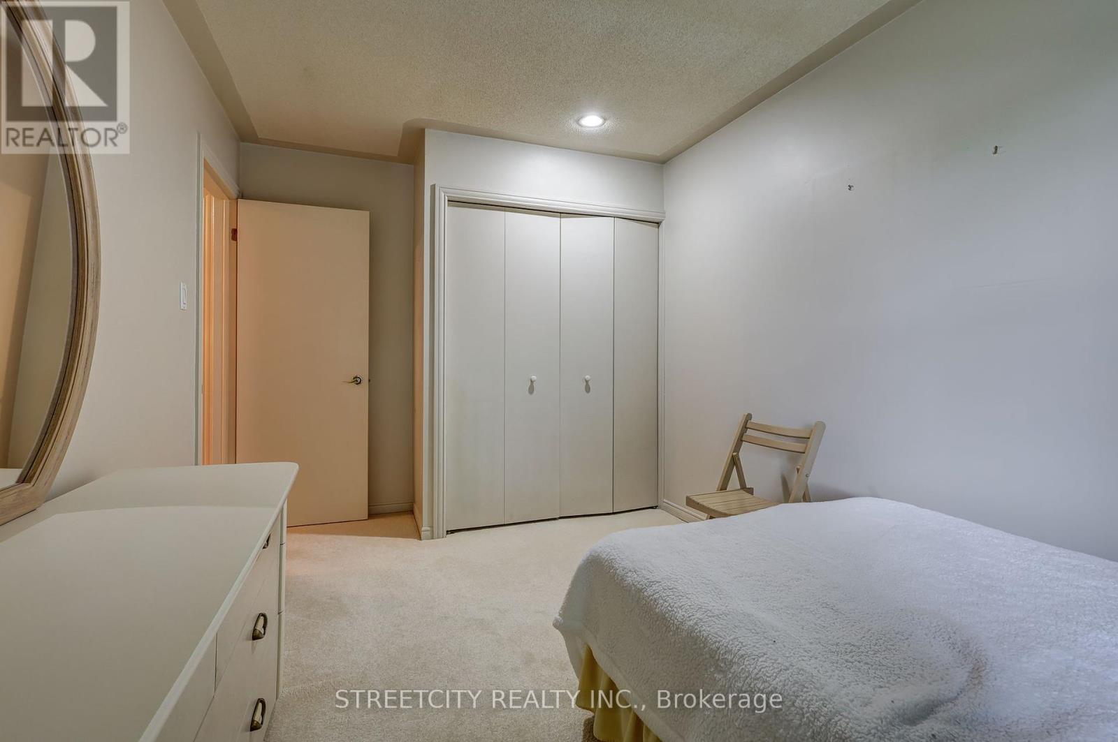 Photo 19 of 50 for 981 Farnham Court