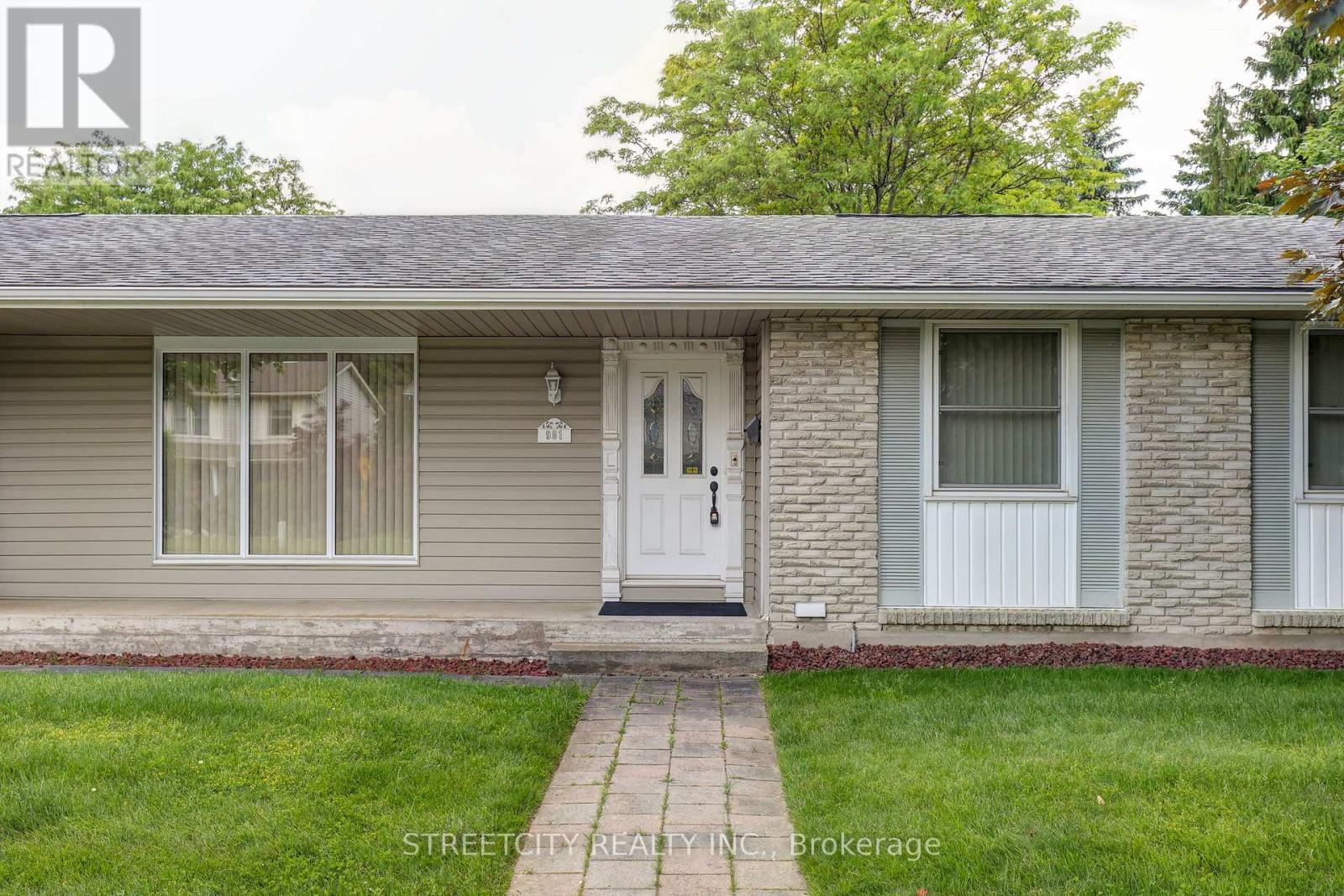 Photo 2 of 50 for 981 Farnham Court