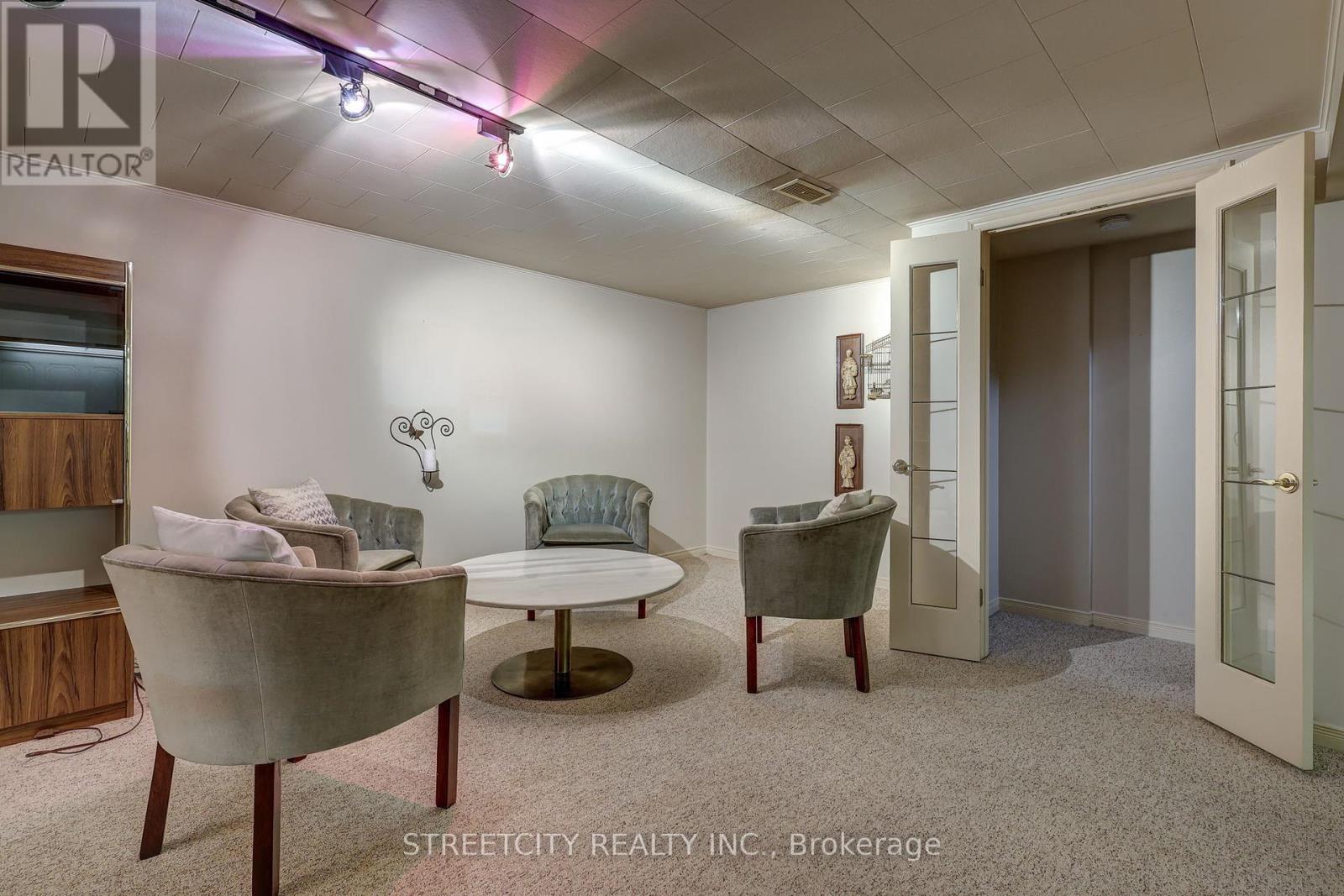 Photo 31 of 50 for 981 Farnham Court