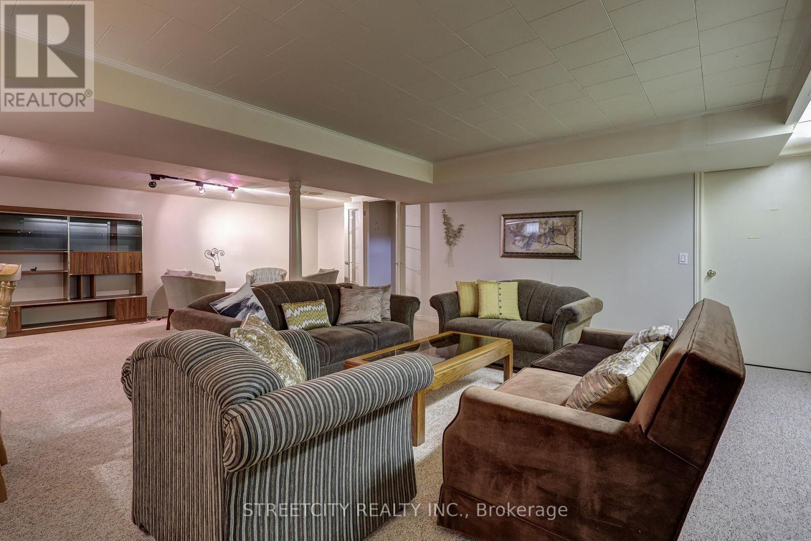 Photo 36 of 50 for 981 Farnham Court