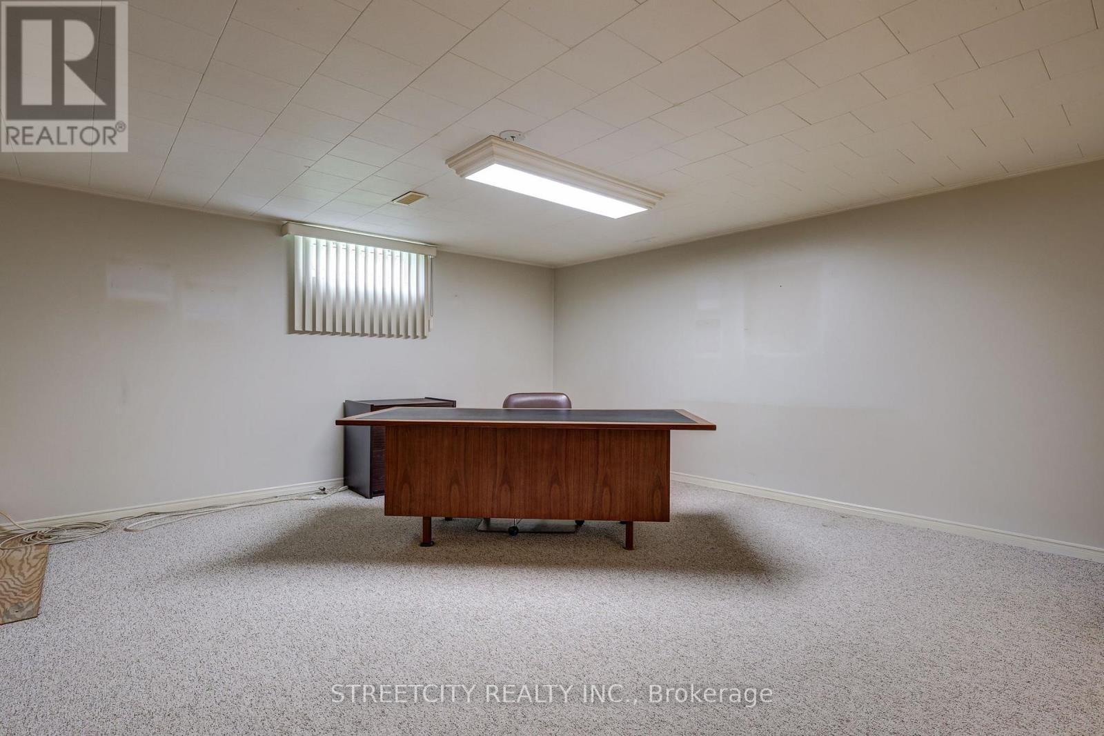 Photo 41 of 50 for 981 Farnham Court