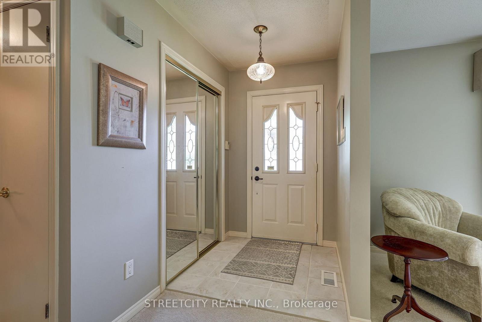 Photo 5 of 50 for 981 Farnham Court