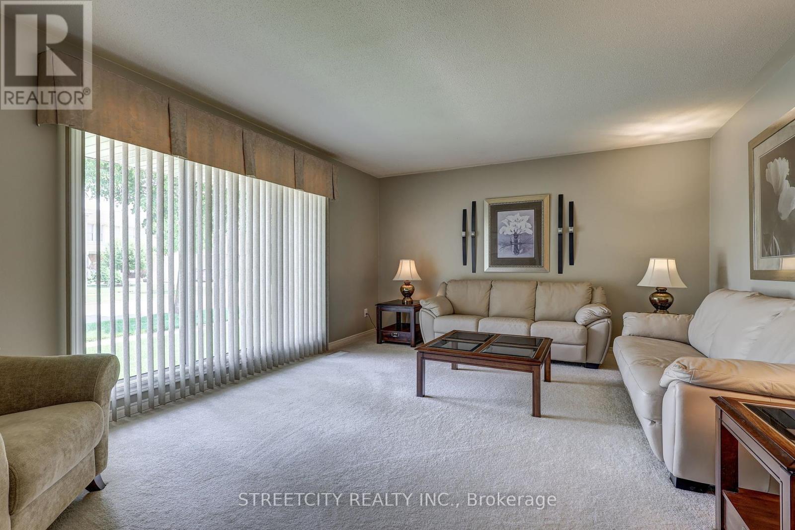 Photo 7 of 50 for 981 Farnham Court