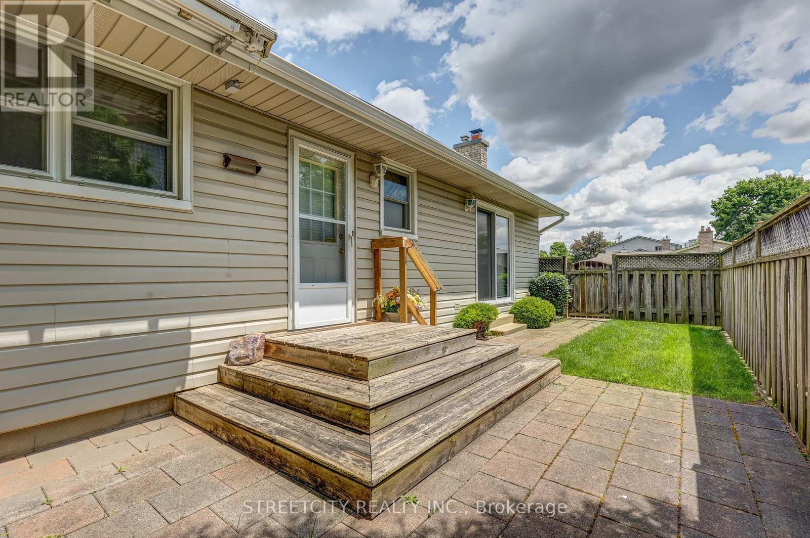 981 Farnham Court, London South, Ontario  N6K 1R5 - Photo 46 - X12211863