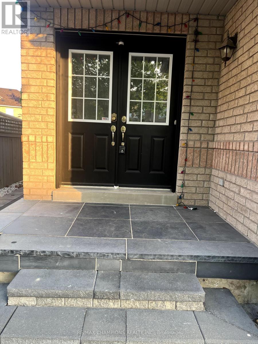 5272 Palmetto Place, Mississauga, Ontario  L5M 0C7 - Photo 4 - W12214774