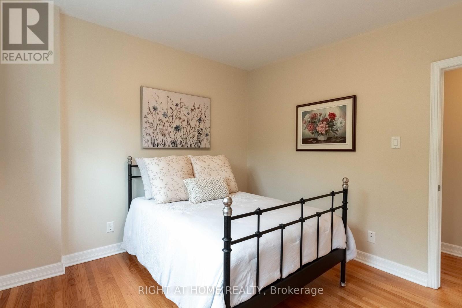 1054 Castle Hill Crescent, Ottawa, Ontario  K2C 2A8 - Photo 25 - X12214813