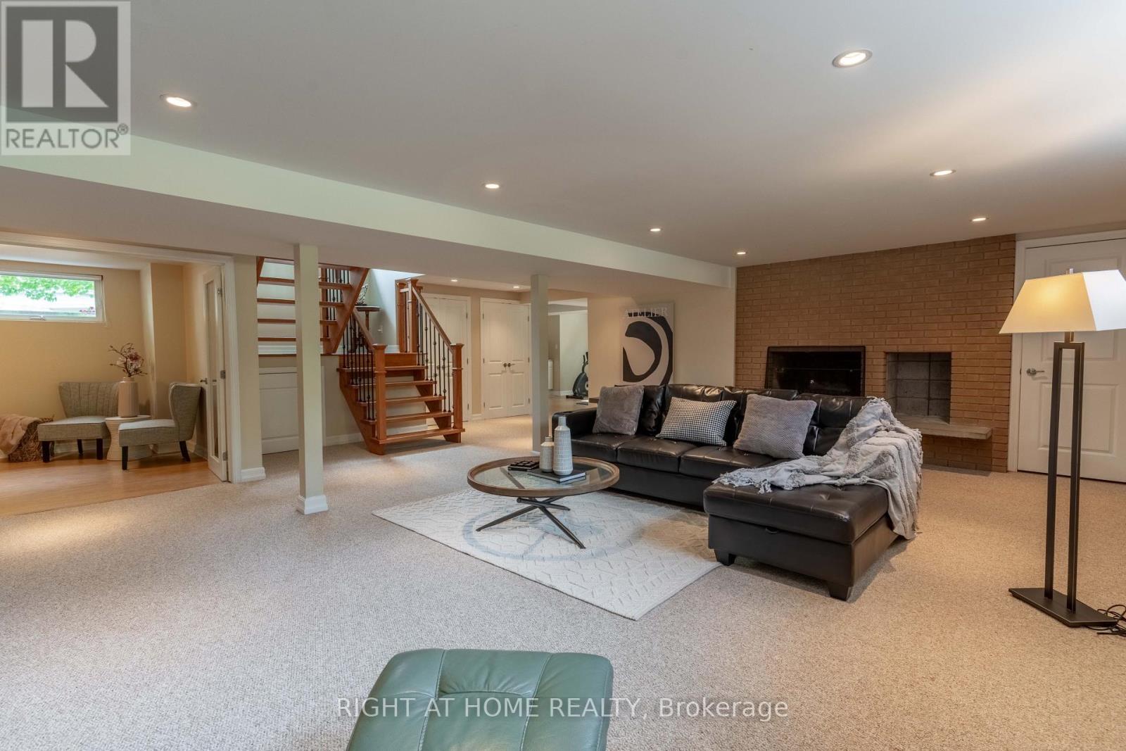 1054 Castle Hill Crescent, Ottawa, Ontario  K2C 2A8 - Photo 29 - X12214813