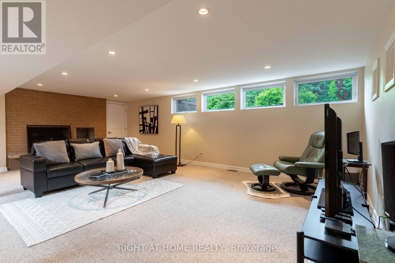 1054 Castle Hill Crescent, Ottawa, Ontario  K2C 2A8 - Photo 32 - X12214813
