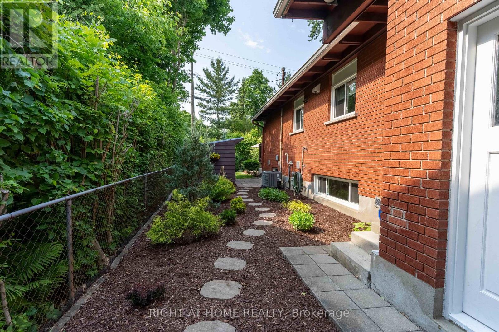 1054 Castle Hill Crescent, Ottawa, Ontario  K2C 2A8 - Photo 41 - X12214813
