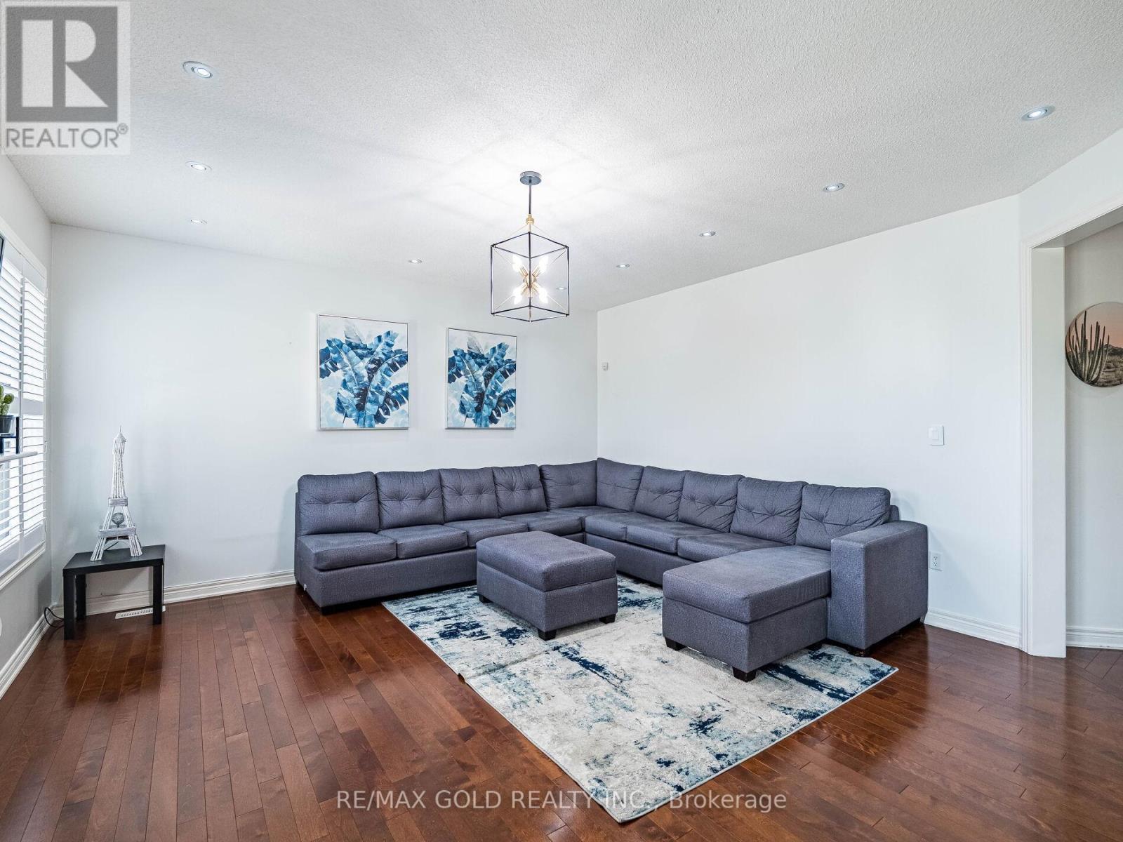 18 Divinity Circle, Brampton, Ontario  L7A 3Y4 - Photo 8 - W12214800
