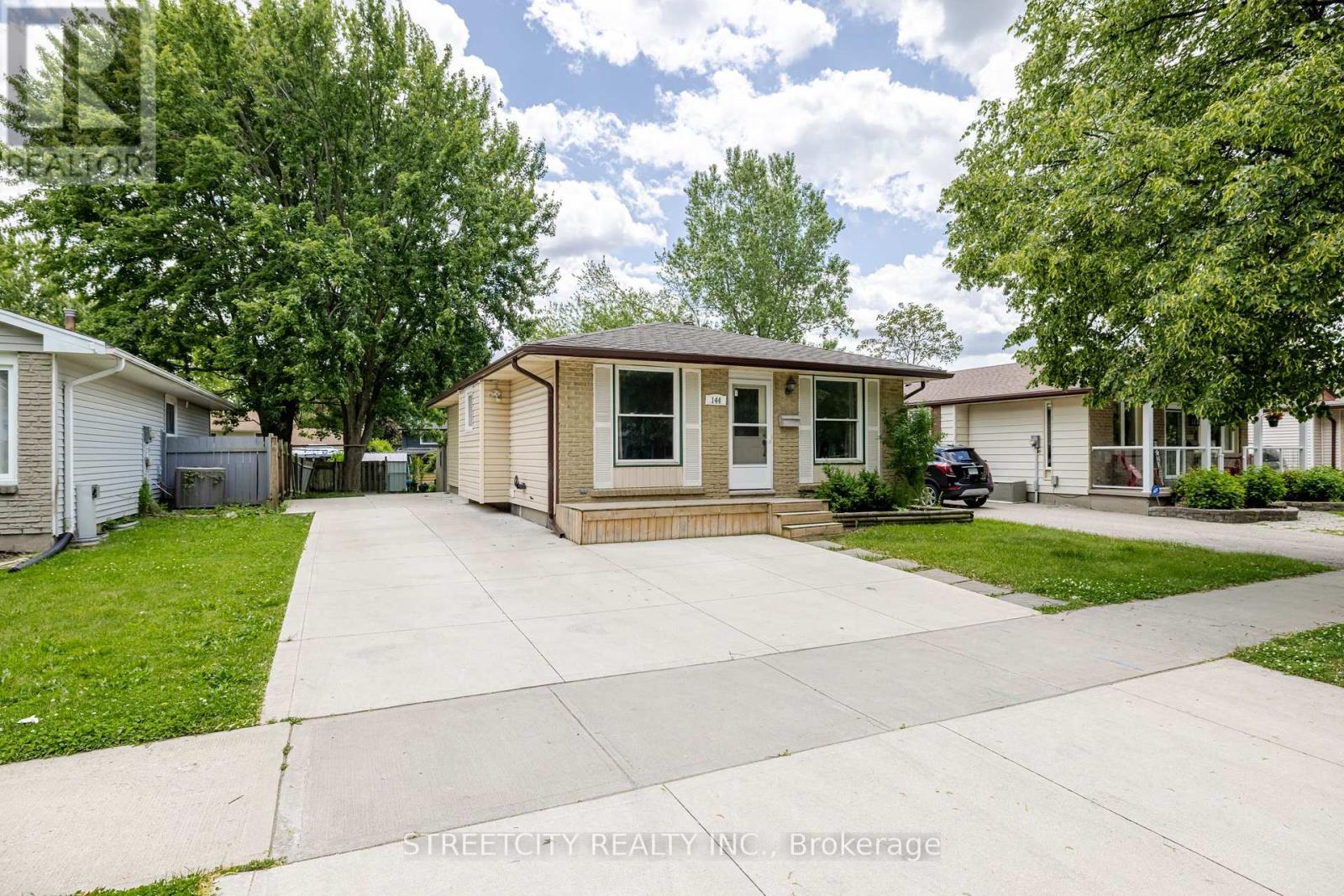 Photo 3 of 32 for 144 Lacey Crescent