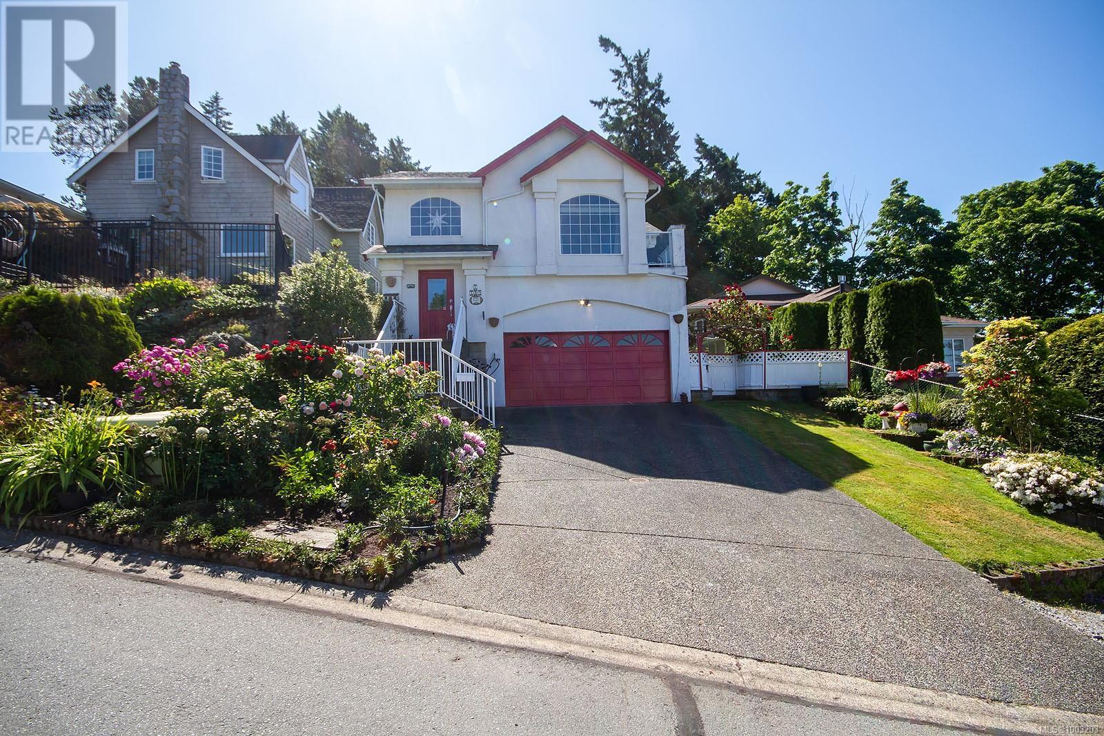 2 709 Luscombe Pl, Esquimalt, British Columbia  V9A 7L6 - Photo 2 - 1003203