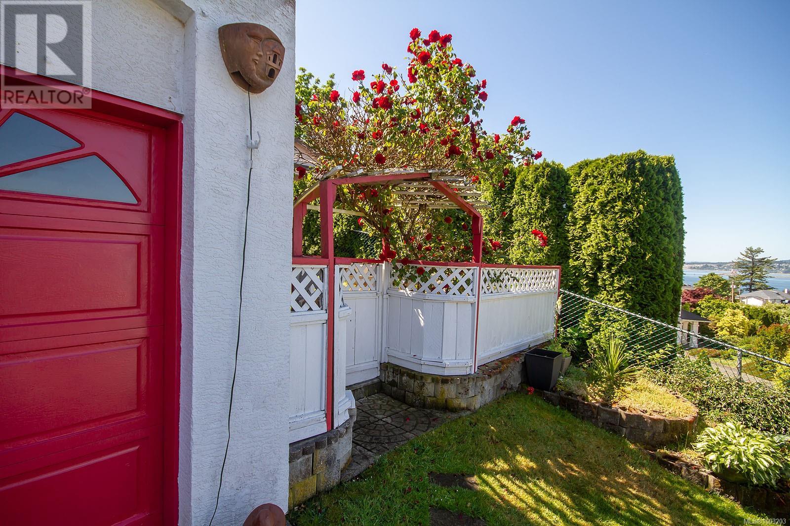 2 709 Luscombe Pl, Esquimalt, British Columbia  V9A 7L6 - Photo 4 - 1003203