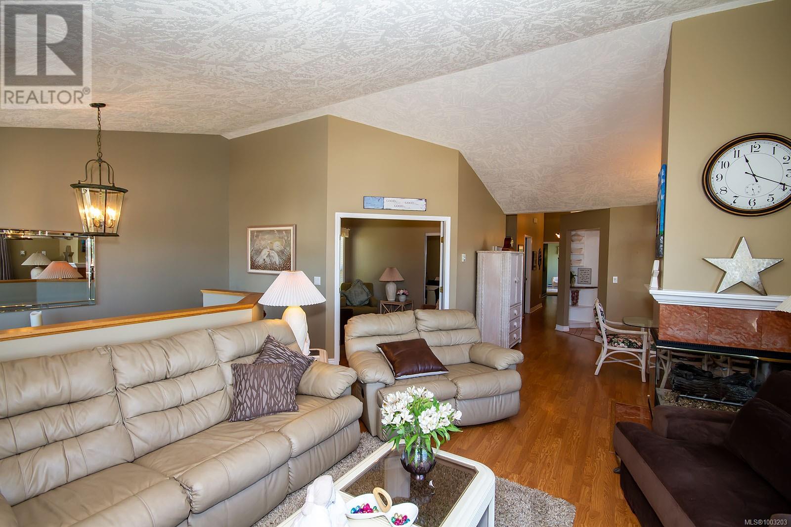 2 709 Luscombe Pl, Esquimalt, British Columbia  V9A 7L6 - Photo 8 - 1003203