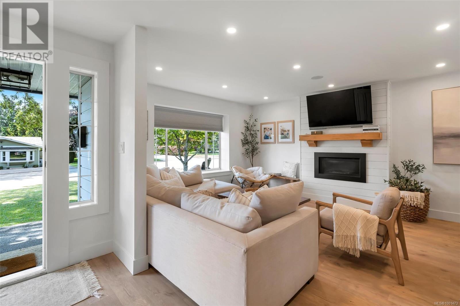 726 Miller Ave, Saanich, British Columbia  V8Z 3C8 - Photo 2 - 1001473