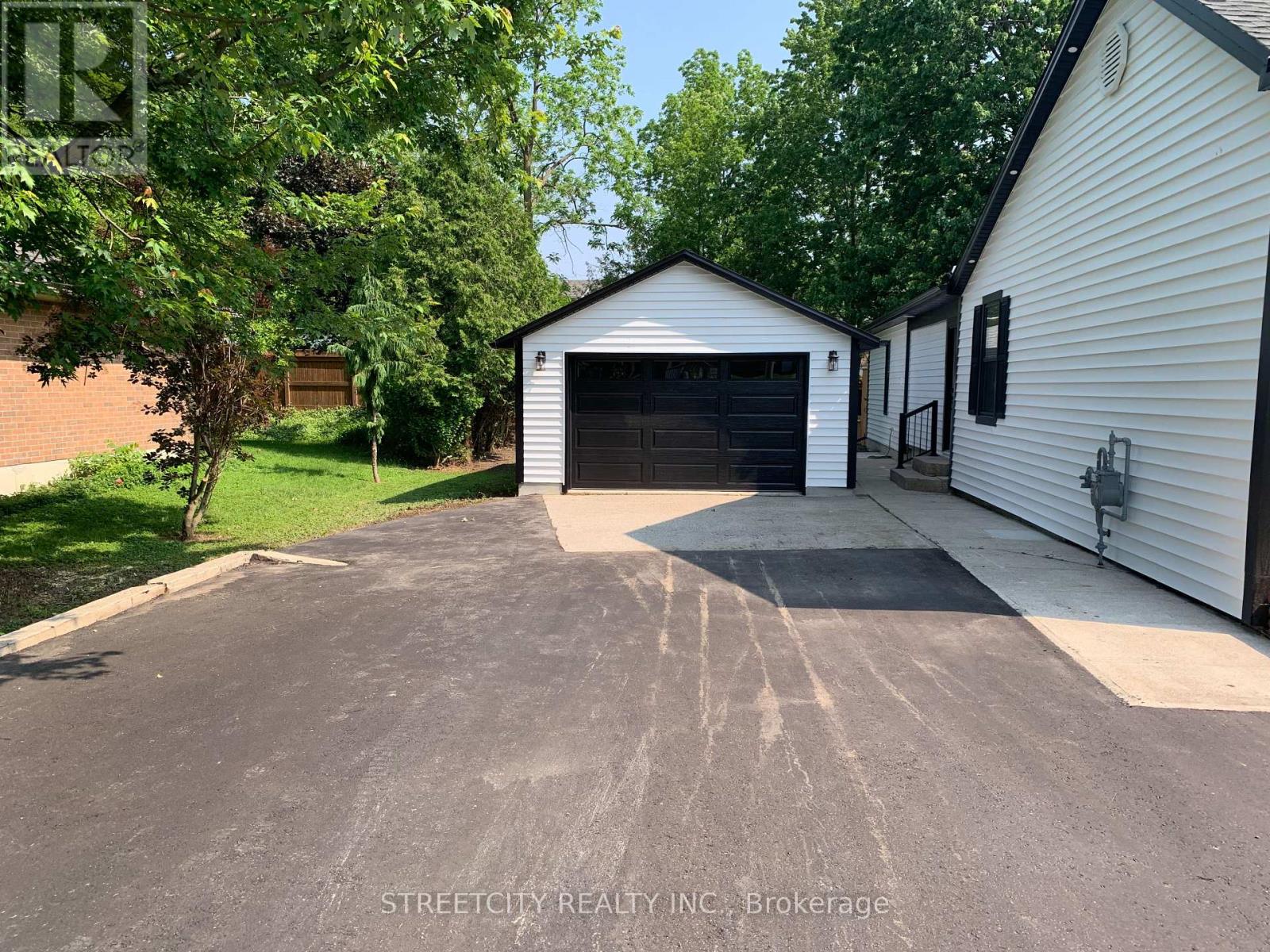 481 Gold Street, Warwick (Watford), Ontario  N0M 0B9 - Photo 2 - X12214310