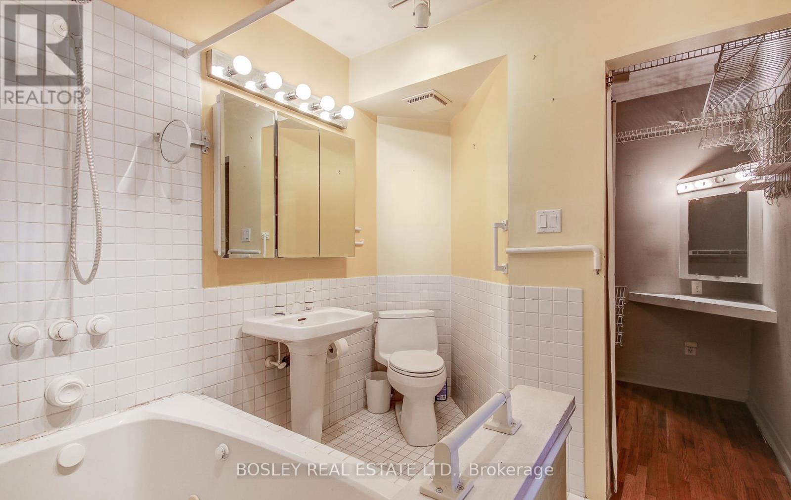 52 Belcourt Road, Toronto, Ontario  M4S 2T9 - Photo 8 - C12214905
