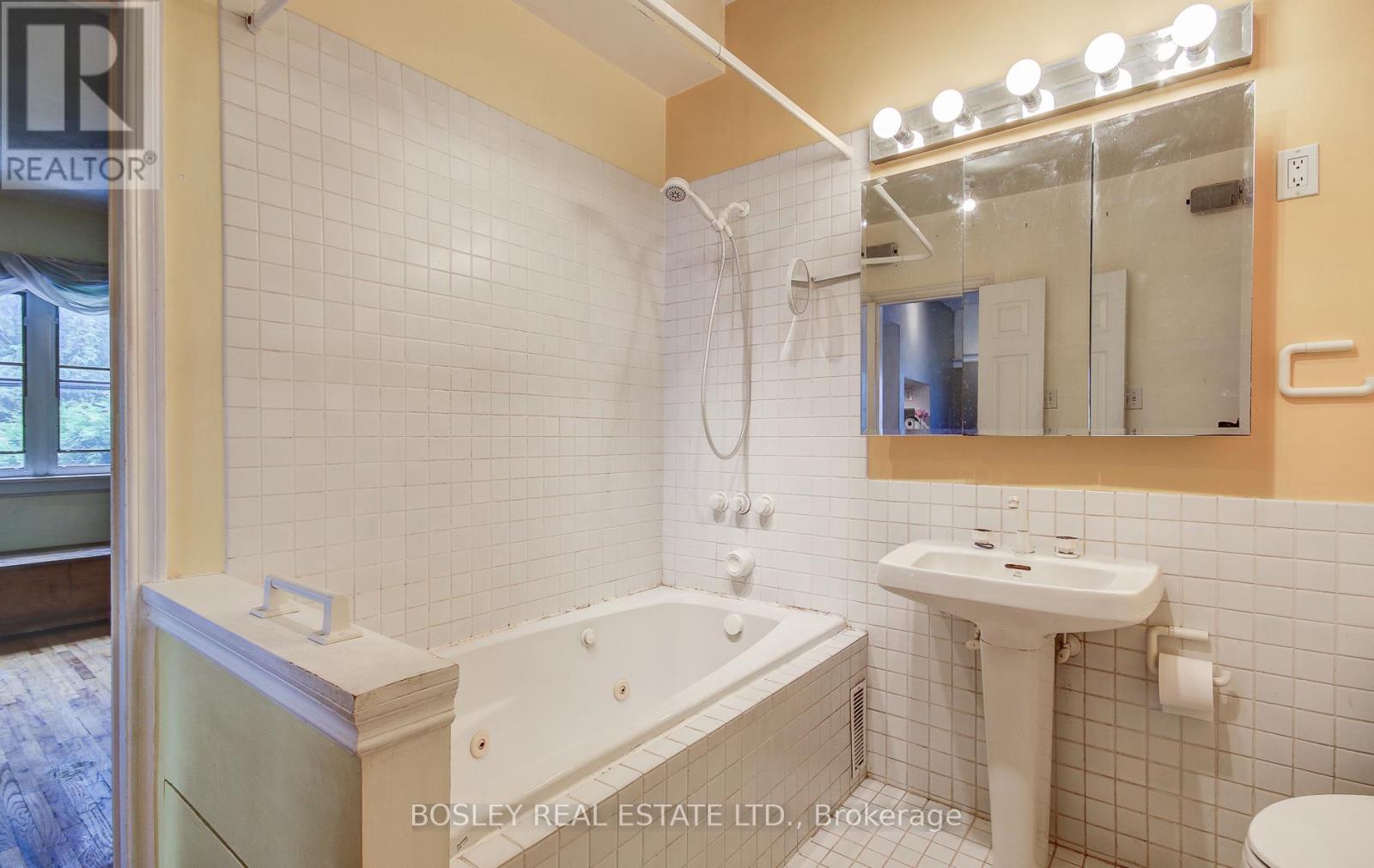 52 Belcourt Road, Toronto, Ontario  M4S 2T9 - Photo 9 - C12214905