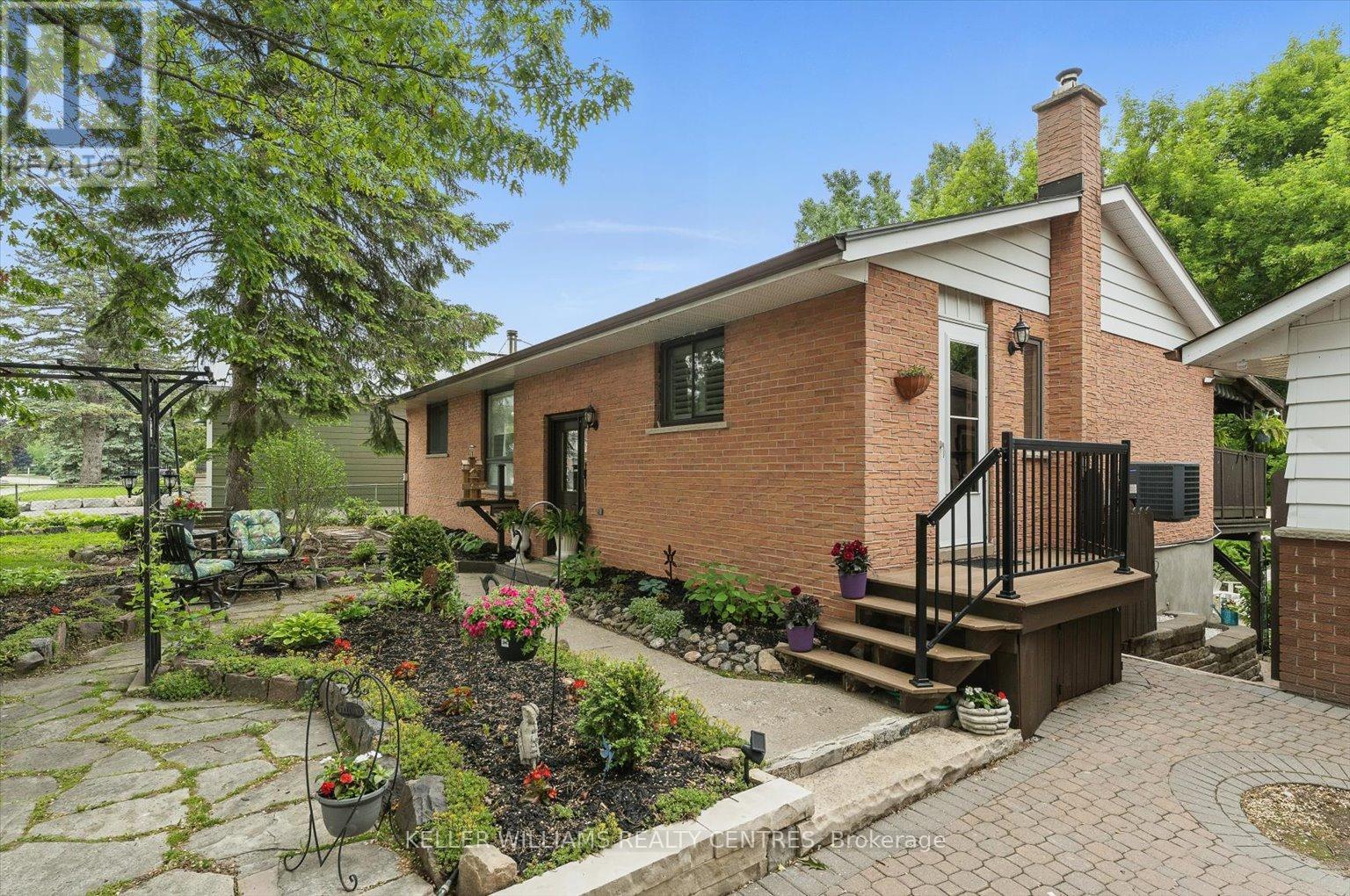 9 Thompson Drive, East Gwillimbury, Ontario  L9N 1L8 - Photo 2 - N12214896