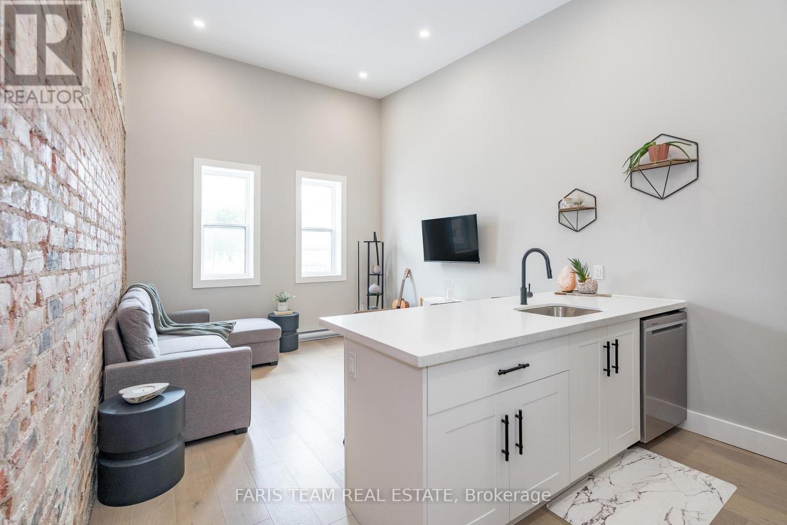 102 Main Street, Penetanguishene, Ontario  L9M 1T5 - Photo 14 - S12214924