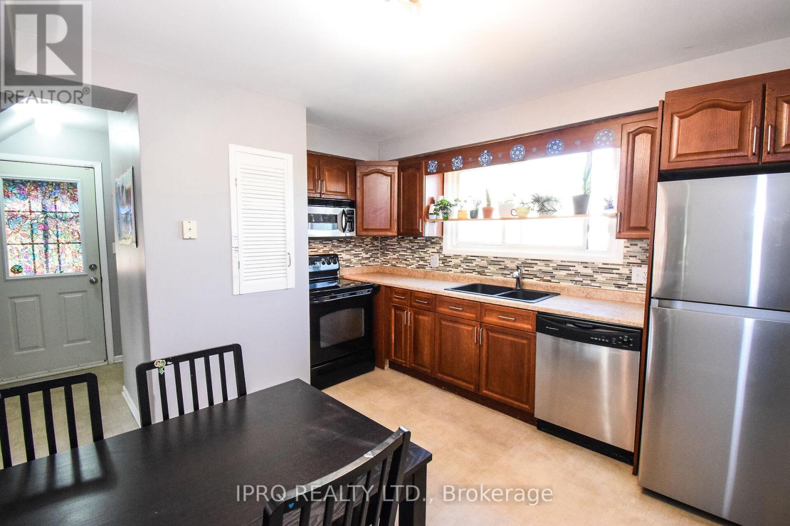 45 Brackencrest Road, St. Catharines, Ontario  L2P 3K7 - Photo 8 - X12214960