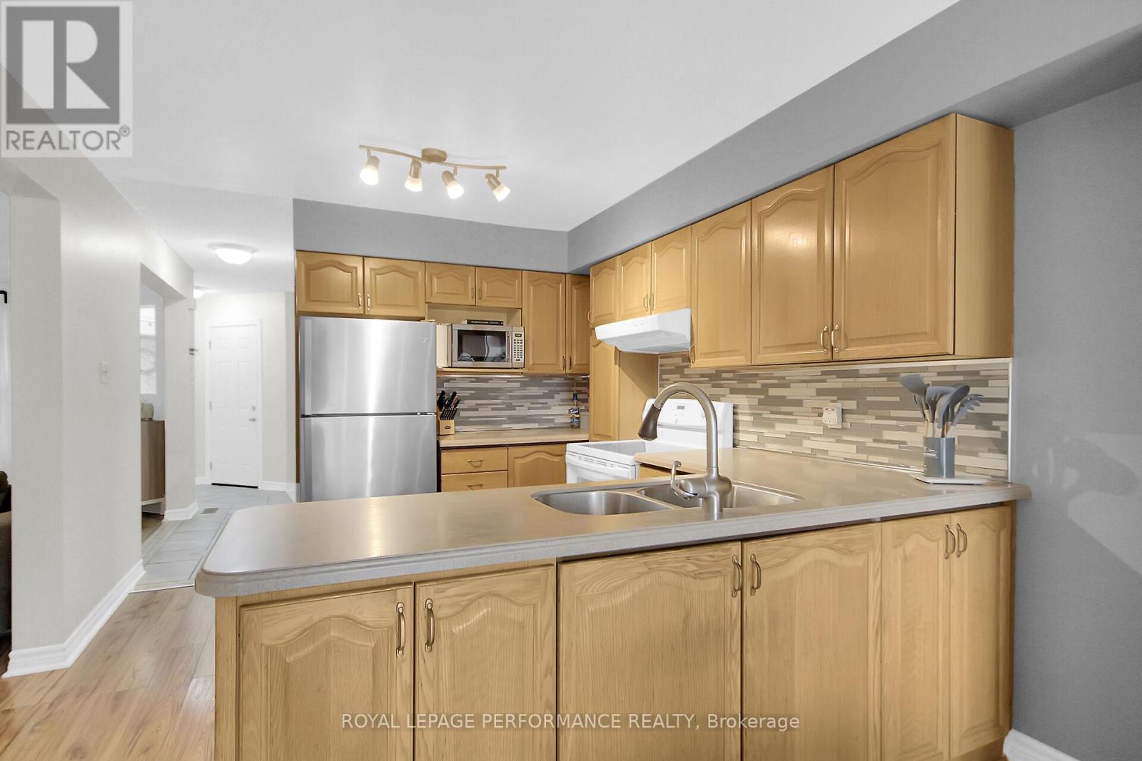 24 Ayton Lane, Ottawa, Ontario  K2K 2J5 - Photo 12 - X12215010