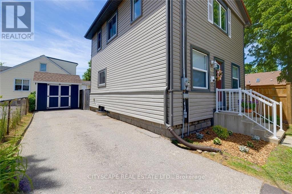 Photo 2 of 39 for 621 Glasgow Street N