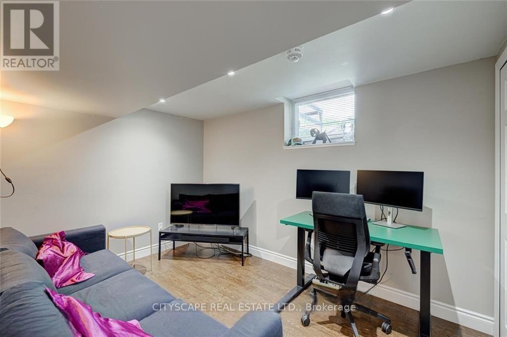 Photo 26 of 39 for 621 Glasgow Street N