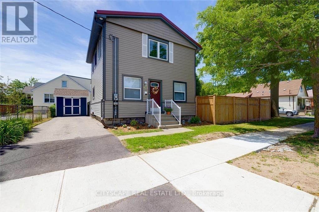 Photo 3 of 39 for 621 Glasgow Street N