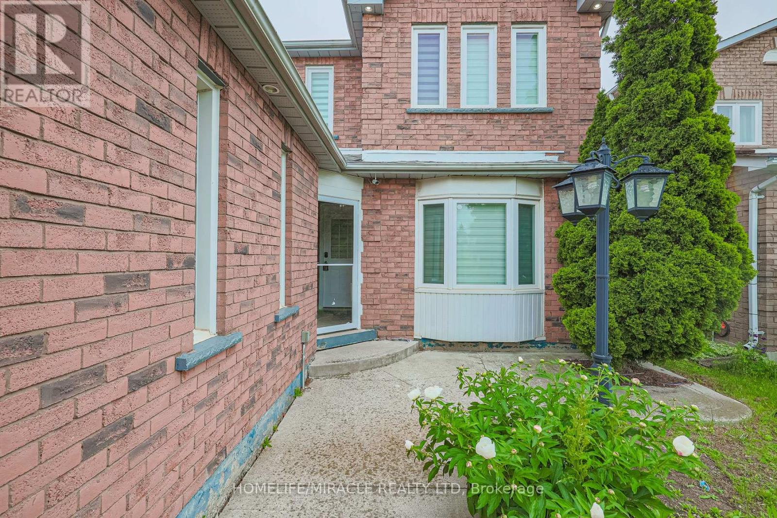 3 Hawkway Court, Brampton (Fletcher's West), Ontario  L6Y 4K7 - Photo 3 - W12212807