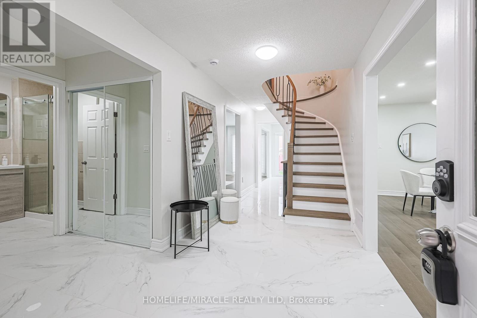 3 Hawkway Court, Brampton (Fletcher's West), Ontario  L6Y 4K7 - Photo 4 - W12212807