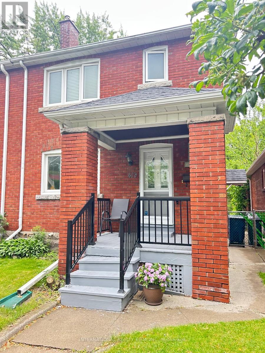 <div class="slider-price">$998,000</div><p>419 Mortimer Avenue, Toronto, Ontario</p>