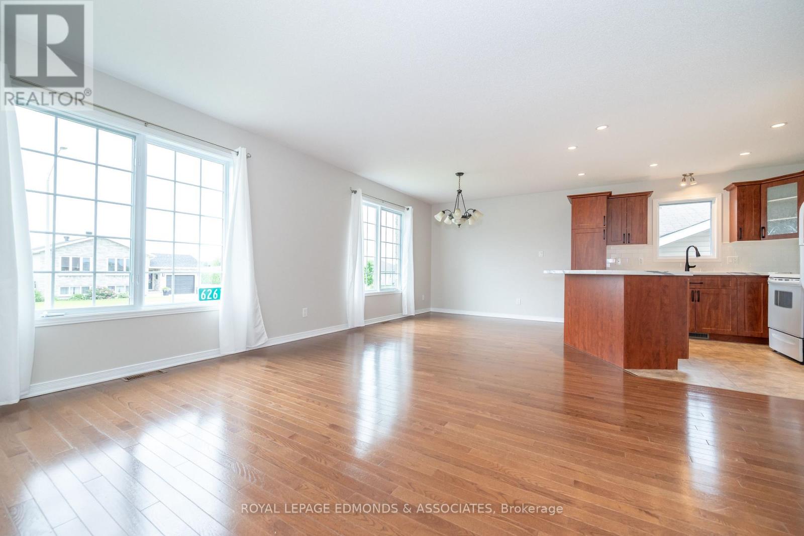 626 Johnston Crescent, Pembroke, Ontario  K8A 0B9 - Photo 11 - X12215214