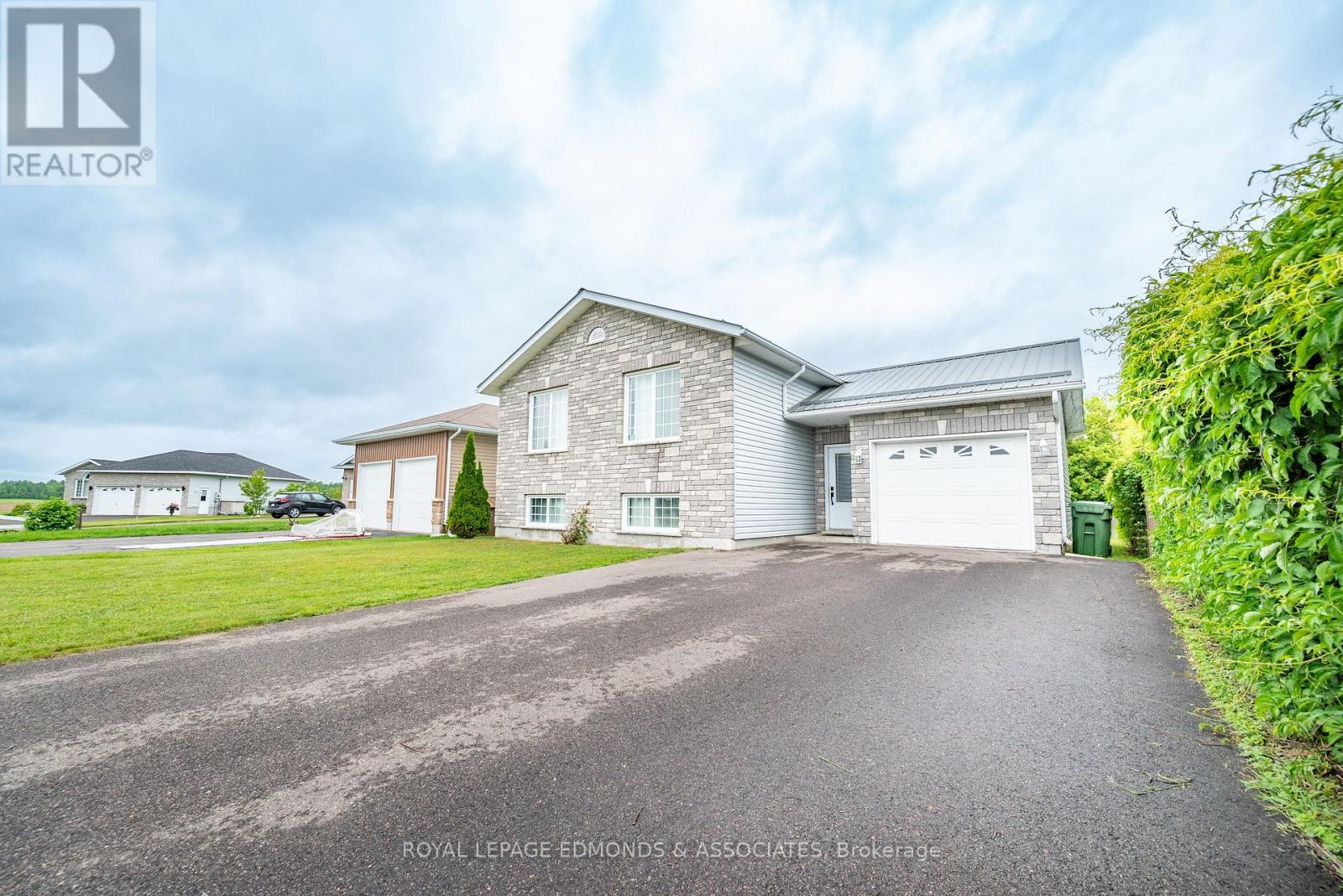 626 Johnston Crescent, Pembroke, Ontario  K8A 0B9 - Photo 2 - X12215214