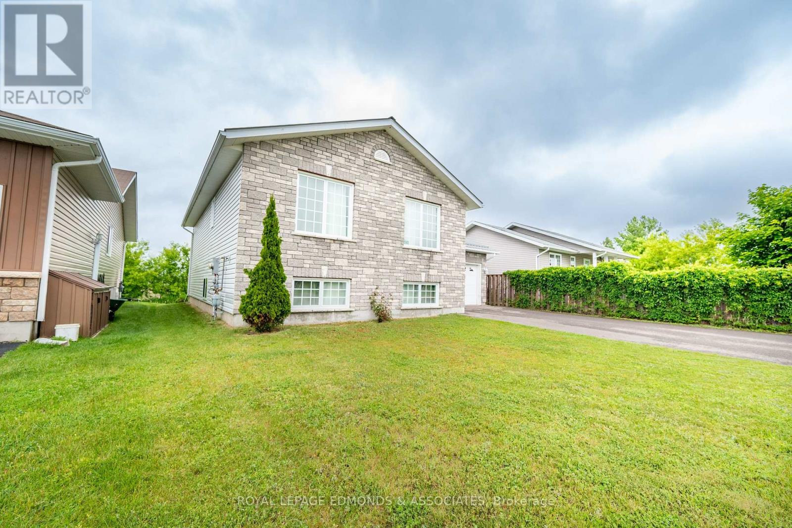 626 Johnston Crescent, Pembroke, Ontario  K8A 0B9 - Photo 3 - X12215214