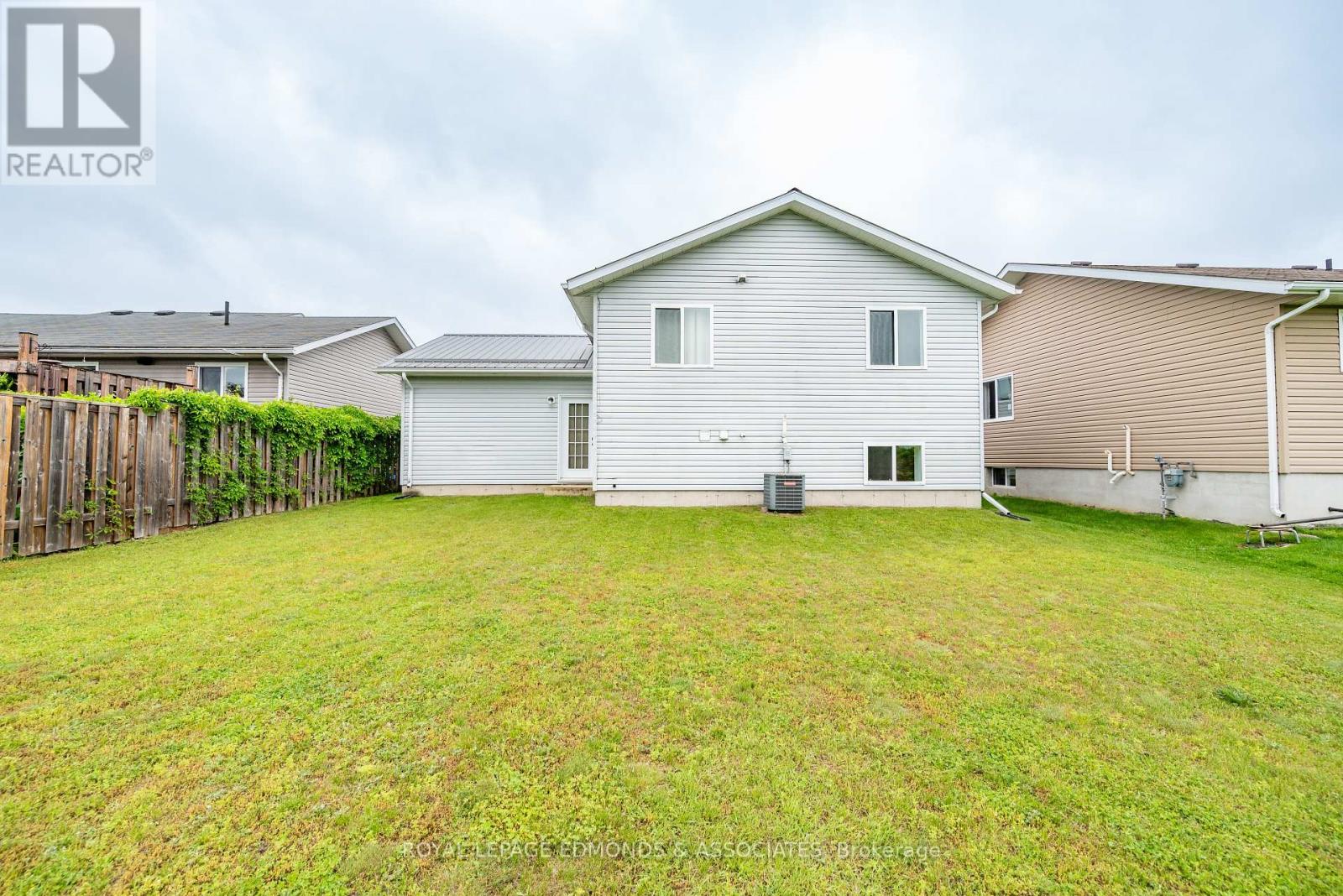 626 Johnston Crescent, Pembroke, Ontario  K8A 0B9 - Photo 34 - X12215214