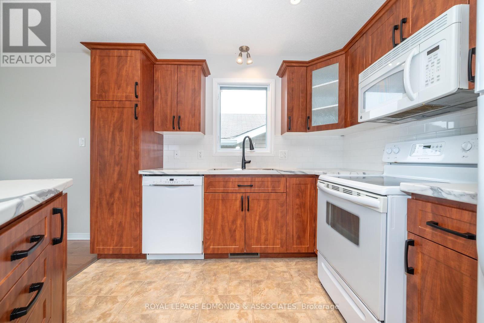 626 Johnston Crescent, Pembroke, Ontario  K8A 0B9 - Photo 7 - X12215214
