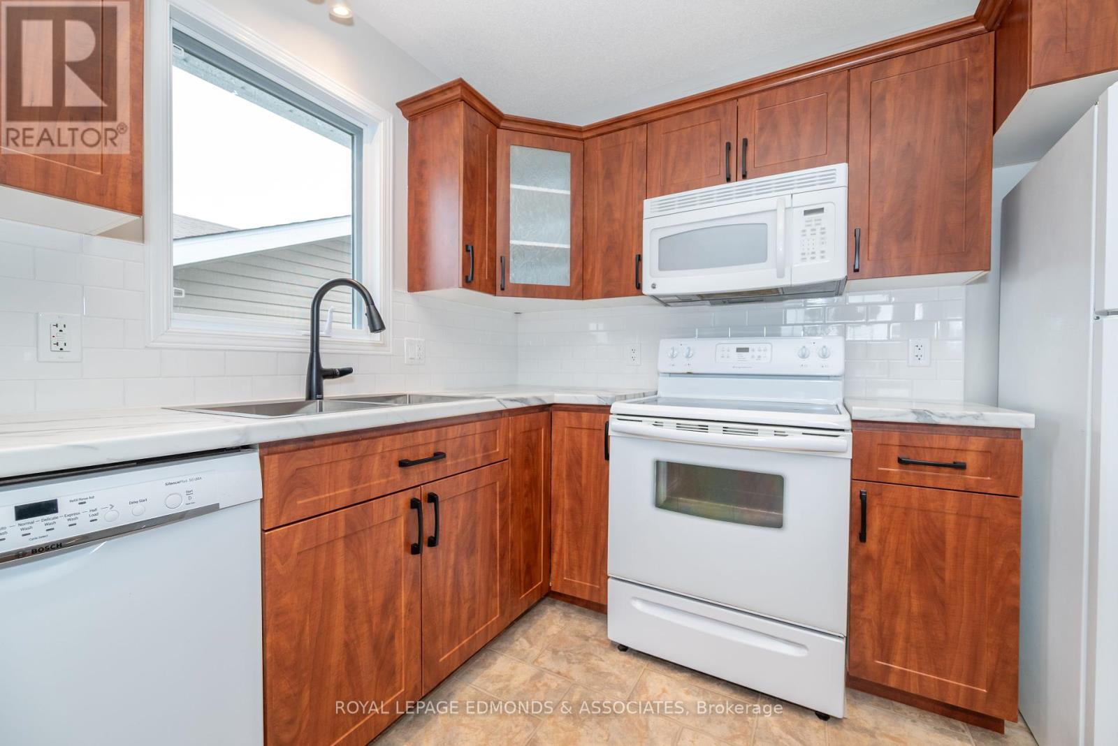 626 Johnston Crescent, Pembroke, Ontario  K8A 0B9 - Photo 8 - X12215214