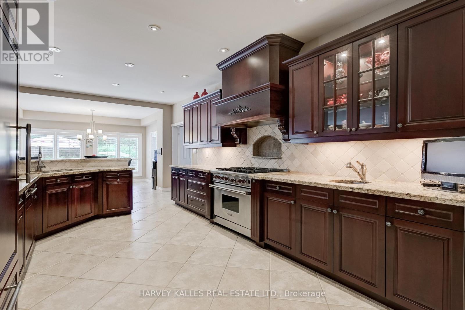 5108 Forest Hill Drive, Mississauga, Ontario  L5M 5A3 - Photo 8 - W12215032