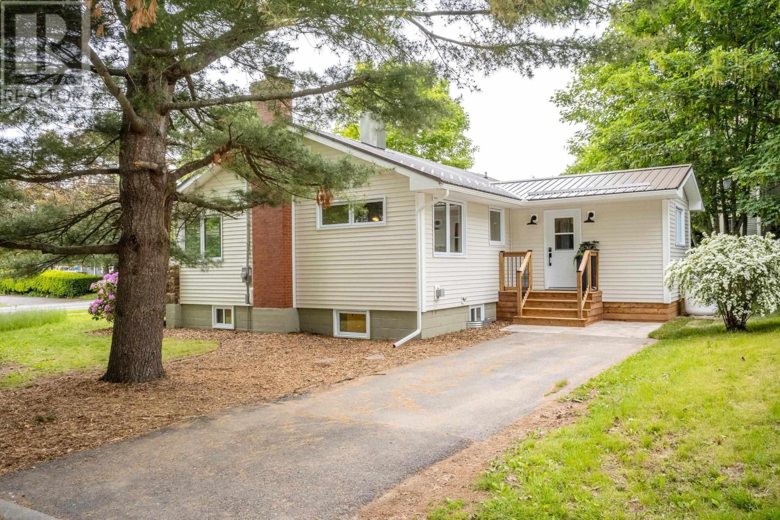209 Main Street, Wolfville, Nova Scotia  B4P 2H9 - Photo 2 - 202514371