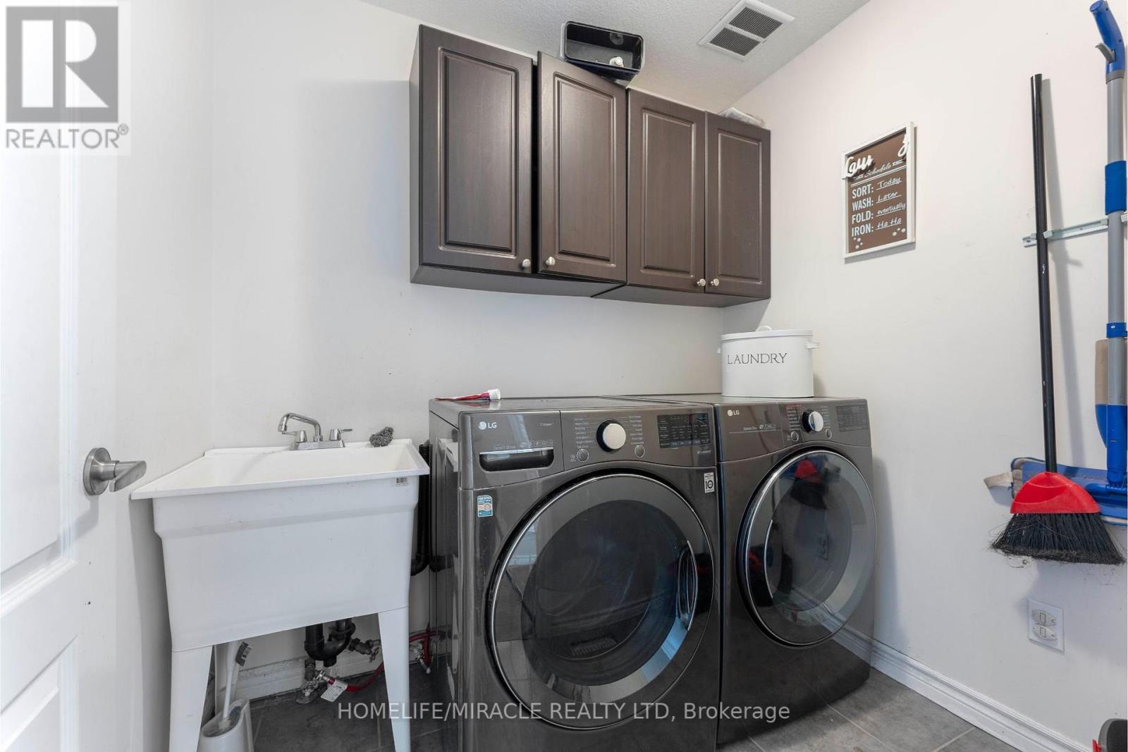 6 Pompeii Street, Kitchener, Ontario  N2R 0A8 - Photo 5 - X12214975