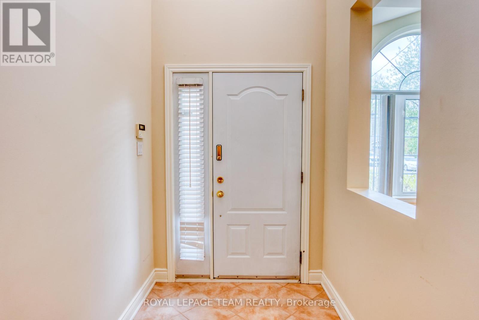 539 Tweedsmuir Avenue, Ottawa, Ontario  K1Z 5P1 - Photo 3 - X12215223