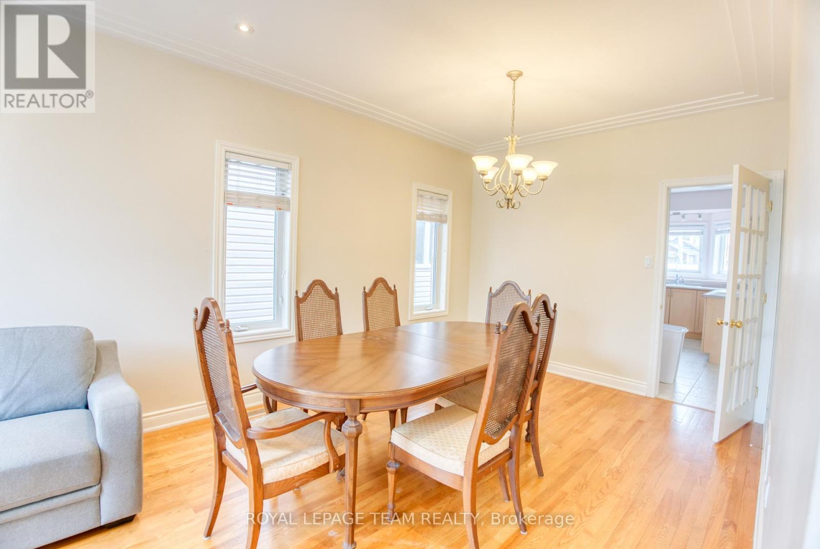 539 Tweedsmuir Avenue, Ottawa, Ontario  K1Z 5P1 - Photo 5 - X12215223