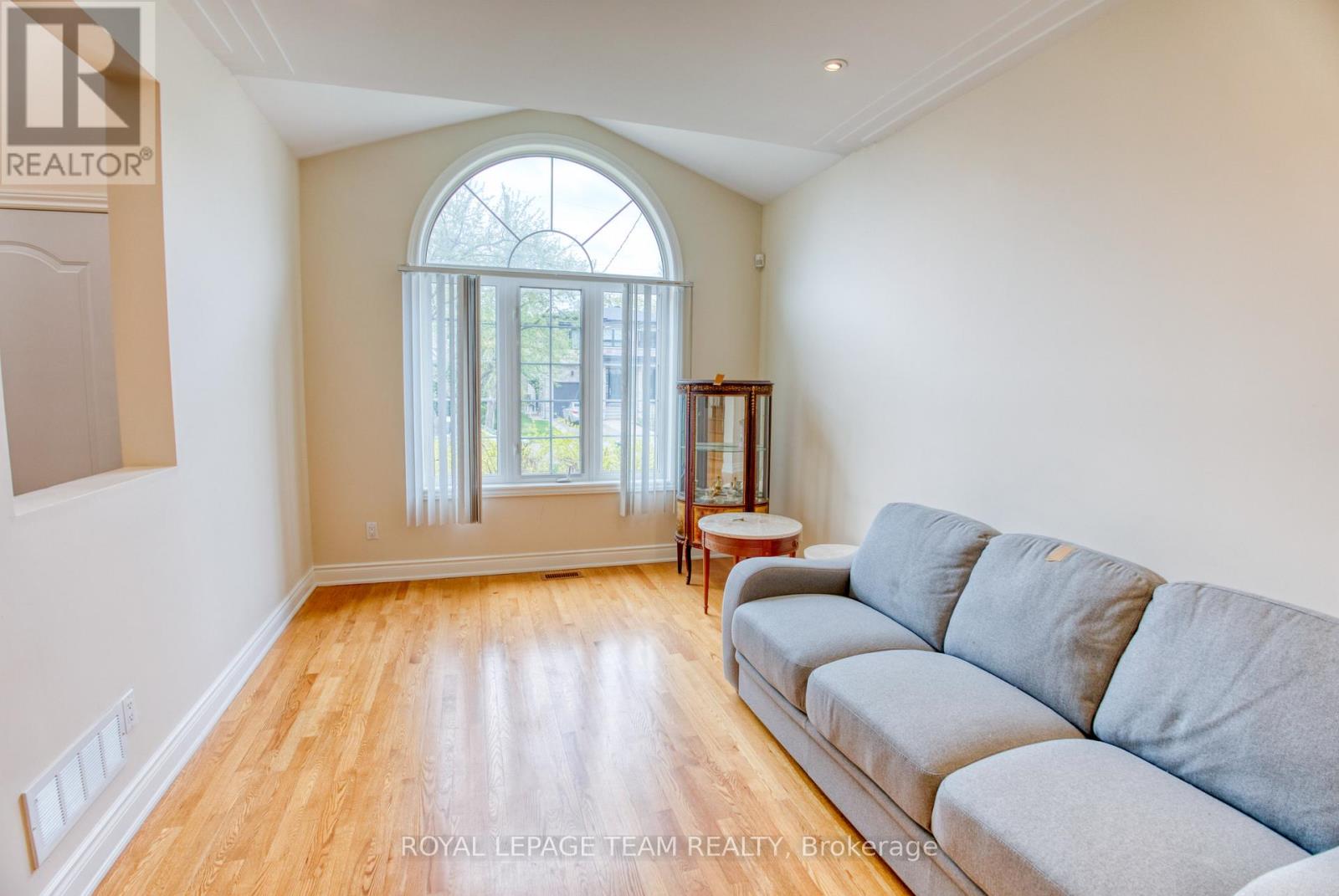 539 Tweedsmuir Avenue, Ottawa, Ontario  K1Z 5P1 - Photo 6 - X12215223