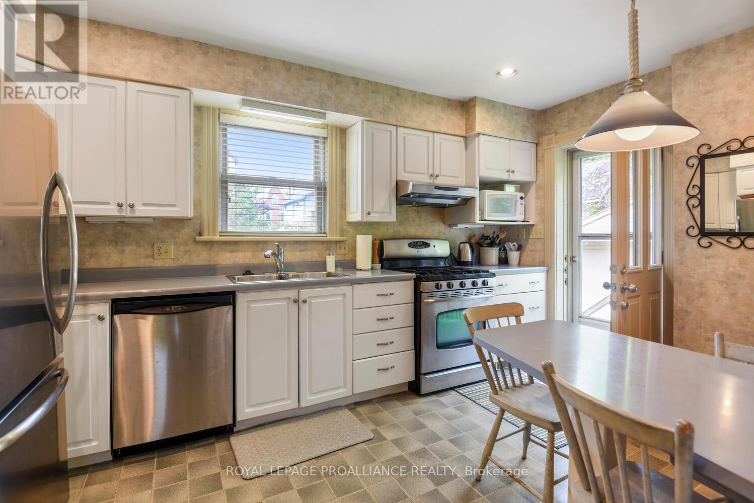 71 Bethune Street, Brockville, Ontario  K6V 2E3 - Photo 10 - X12211573