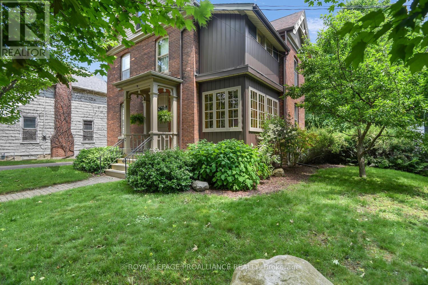 71 Bethune Street, Brockville, Ontario  K6V 2E3 - Photo 2 - X12211573