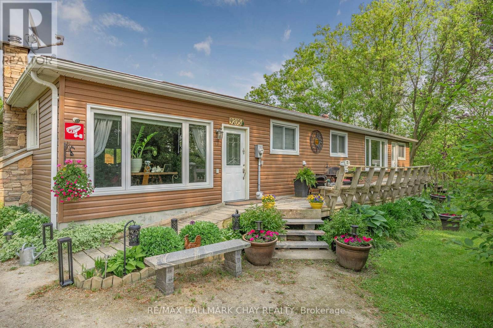 9205 Mckinnon Road, Essa (Angus), Ontario  L3W 0V9 - Photo 6 - N12210362