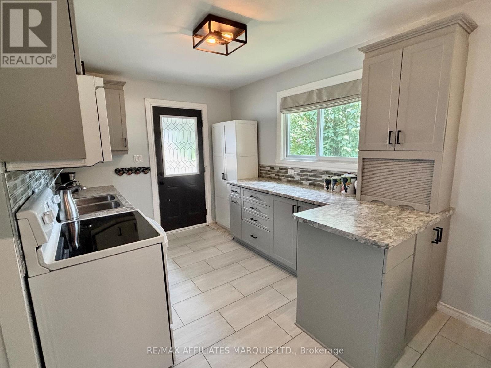 1005 Osborne Avenue, Cornwall, Ontario  K6J 1K8 - Photo 9 - X12215415