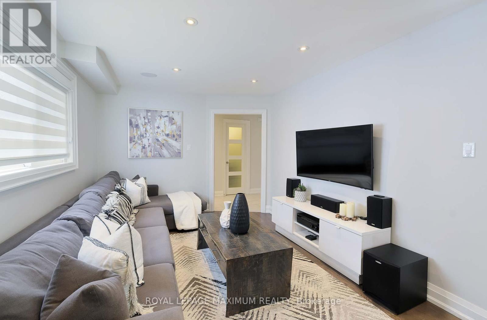 9 Pembrook Street, Caledon (Bolton East), Ontario  L7E 1N6 - Photo 8 - W12215103