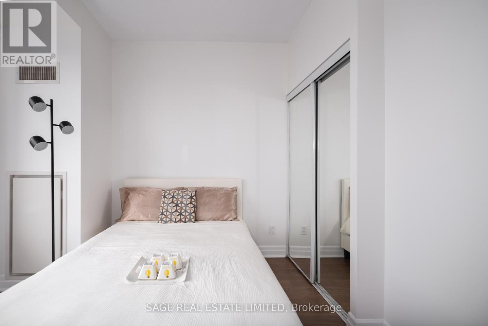 624 - 20 Gothic Avenue, Toronto (High Park North), Ontario  M6P 1T5 - Photo 8 - W12215145